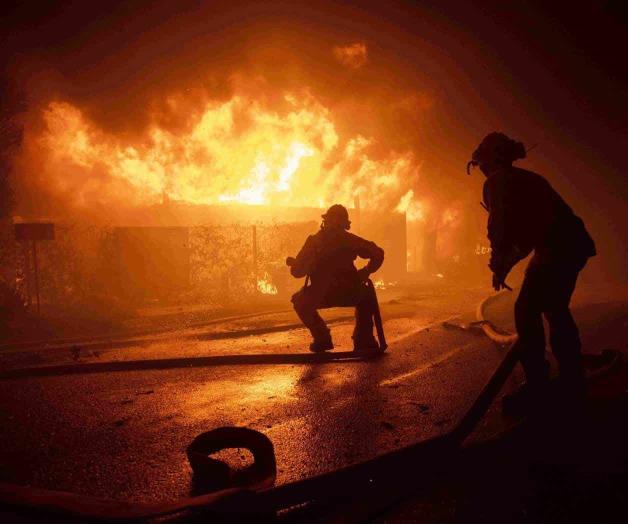 Bomberos batallan contra los incendios