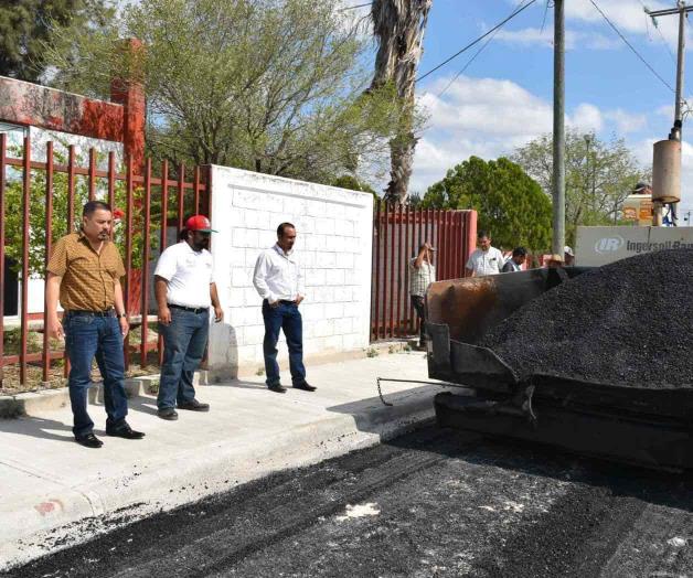 Supervisa José Manuel Hdz. ampliación de pavimentación
