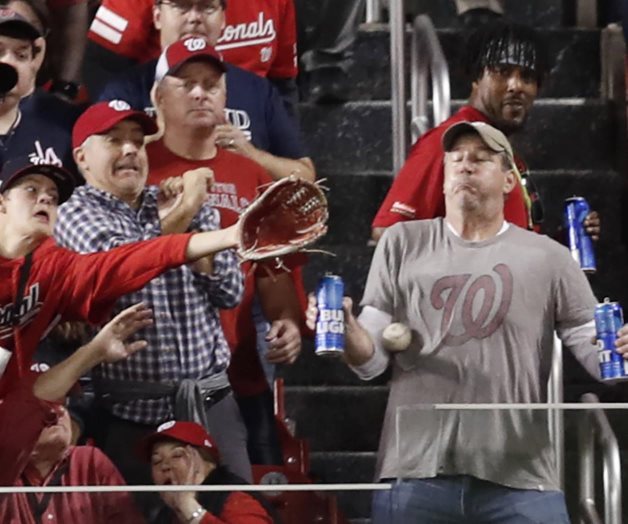 Aficionado asiste a juego de World Series y termina con dotación de cervezas gratis Aficionado asiste a juego de World Series y termina con dotación de cervezas gratis