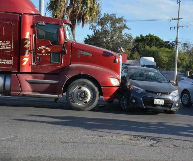 Tráiler se le atraviesa; resulta con lesiones Tráiler se le atraviesa; resulta con lesiones