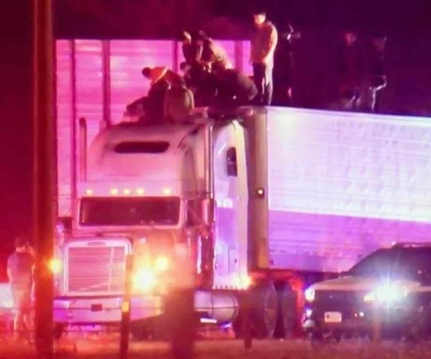 Acusan a mujer de traficar ilegales