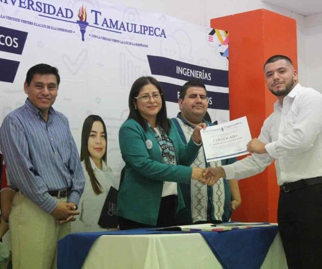 Certifican estudios de los universitarios