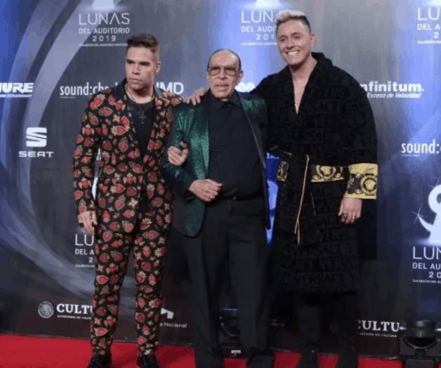 Joey Montana llega en bata y nada más Joey Montana llega en bata y nada más