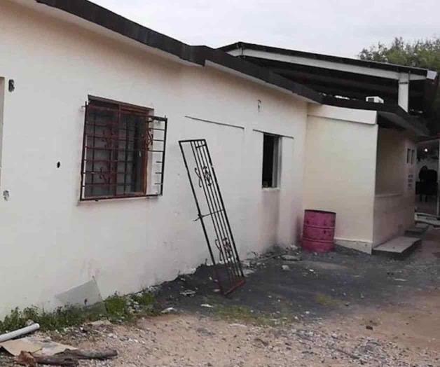 Quiebran vidrios al no poder entrar Quiebran vidrios al no poder entrar