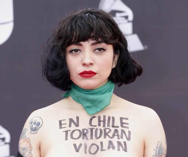 Protesta Mon Laferte en topless por violencia en Chile Protesta Mon Laferte en topless por violencia en Chile