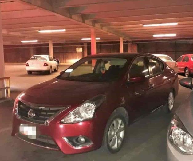 Abandonan un Nissan Versa guinda robado Abandonan un Nissan Versa guinda robado