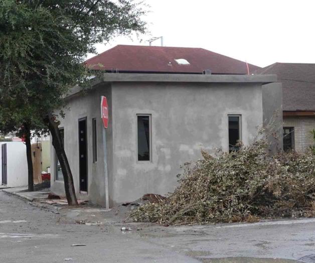 Amplía vivienda; recorta banqueta