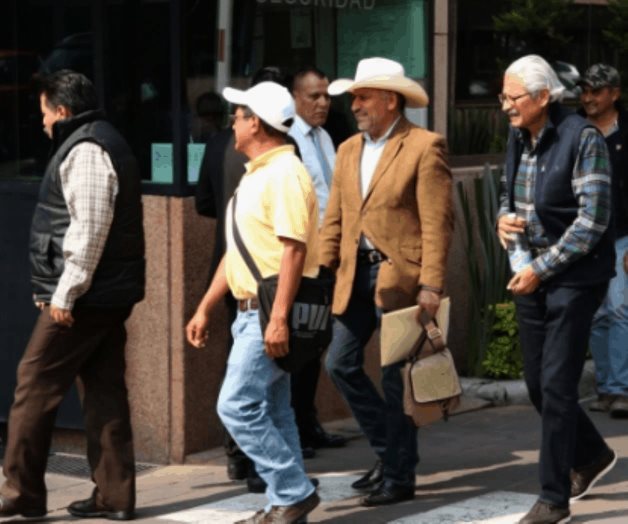 Diputados dejan plantados a campesinos; mantienen cerco en San Lázaro