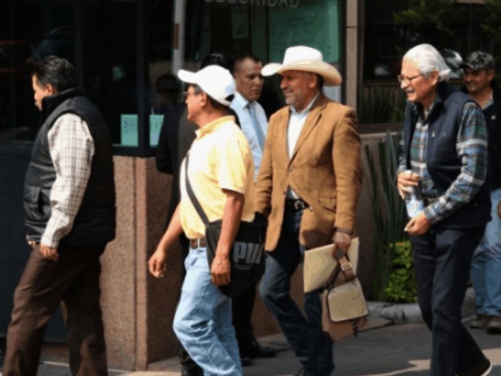 Diputados dejan plantados a campesinos; mantienen cerco en San Lázaro Diputados dejan plantados a campesinos; mantienen cerco en San Lázaro