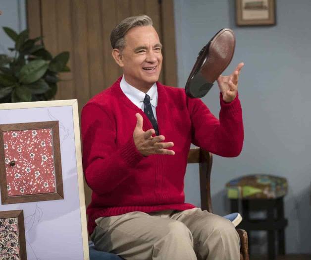 Héroe de suéter  y pantalones