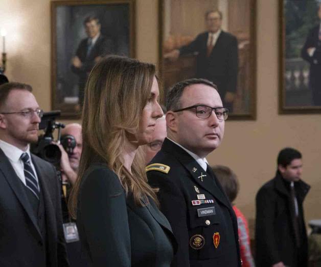 Republicanos intentan poner en duda la lealtad de testigo