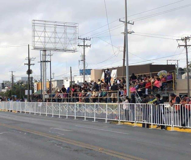Llenan calles para ver el desfile Llenan calles para ver el desfile