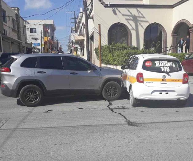 Causa taxista un accidente