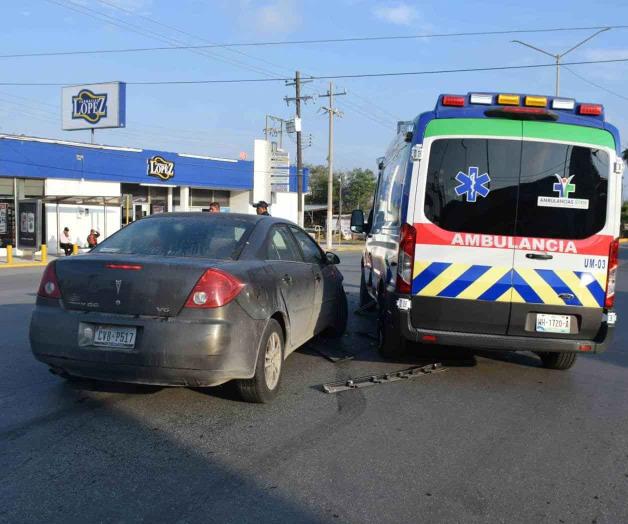 Choca al cambiar de carril sin precaución