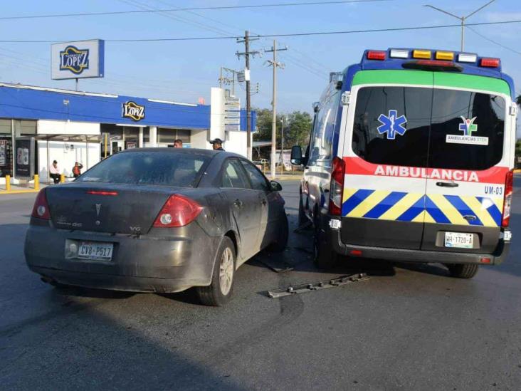 Choca al cambiar de carril sin precaución Choca al cambiar de carril sin precaución