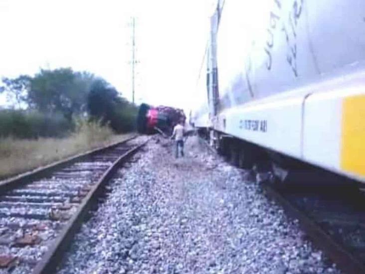 Vuelca locomotora y 7 vagones descarrilan; 3 lesionados Vuelca locomotora y 7 vagones descarrilan; 3 lesionados