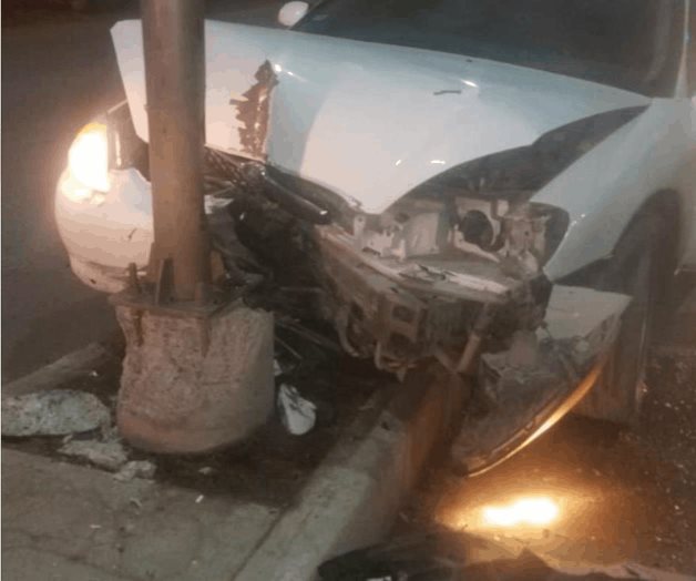 Impacta taxista poste en la Condesa y huye Impacta taxista poste en la Condesa y huye