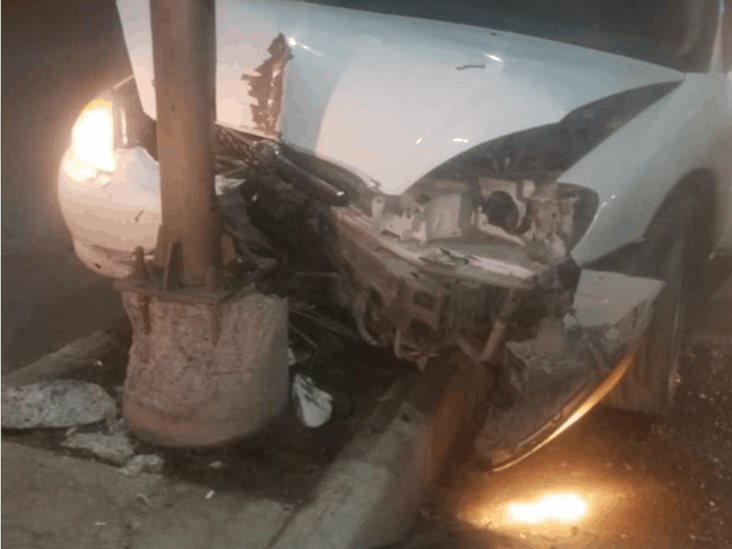 Impacta taxista poste en la Condesa y huye Impacta taxista poste en la Condesa y huye
