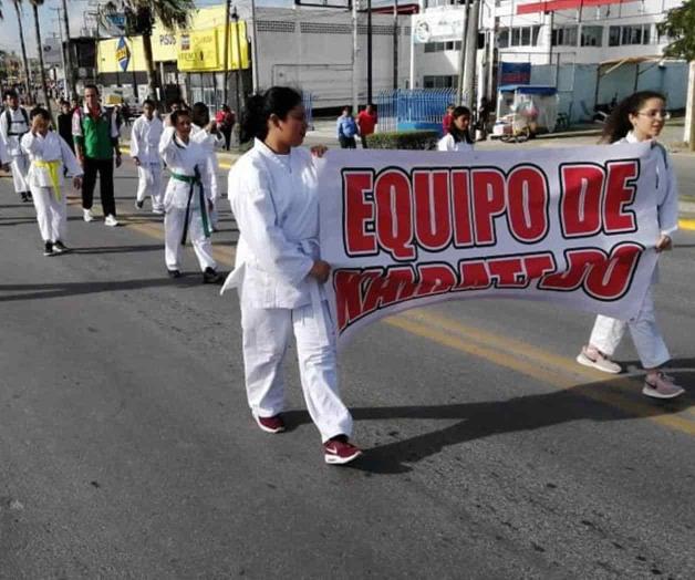 DESFILAN  ATLETAS Y  PERSONAL  DEL IMD