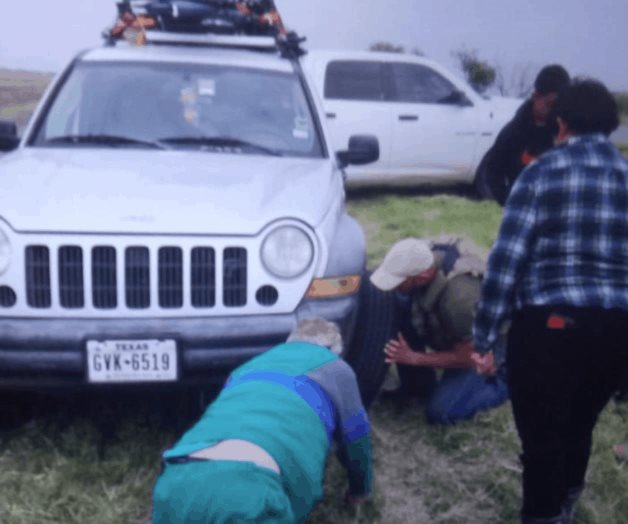 Ayudan polis a una familia americana