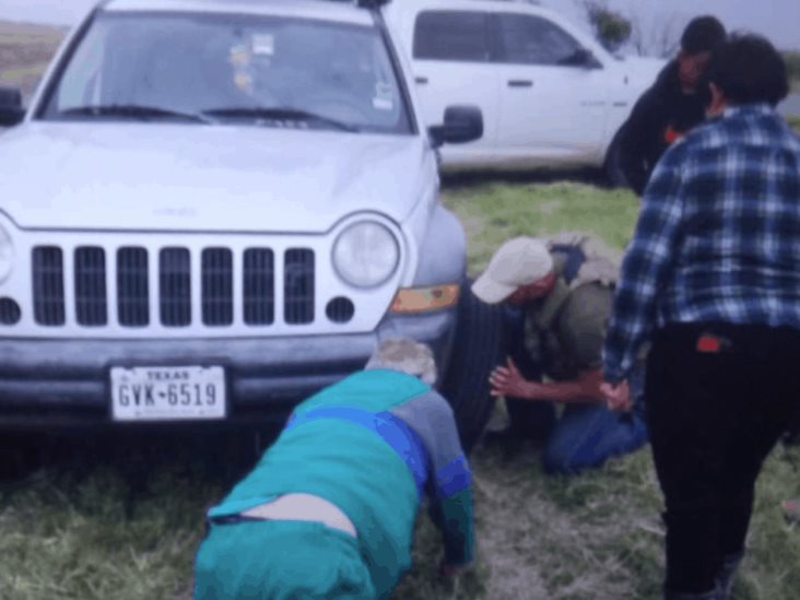 Ayudan polis a una familia americana Ayudan polis a una familia americana