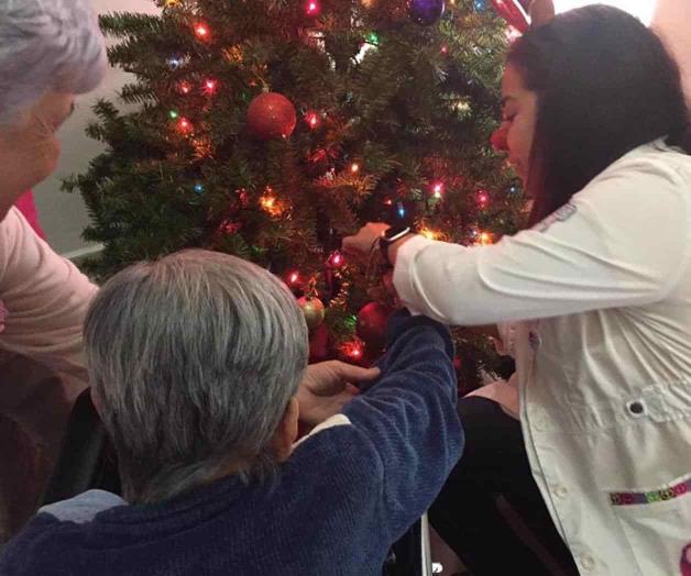 Adelantan Navidad al asilo de ancianos