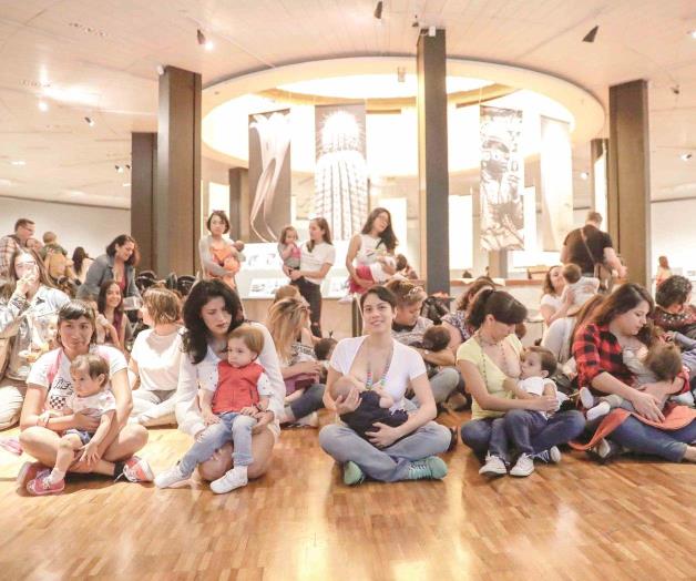 Protestan amamantando en el Museo de Arte Moderno