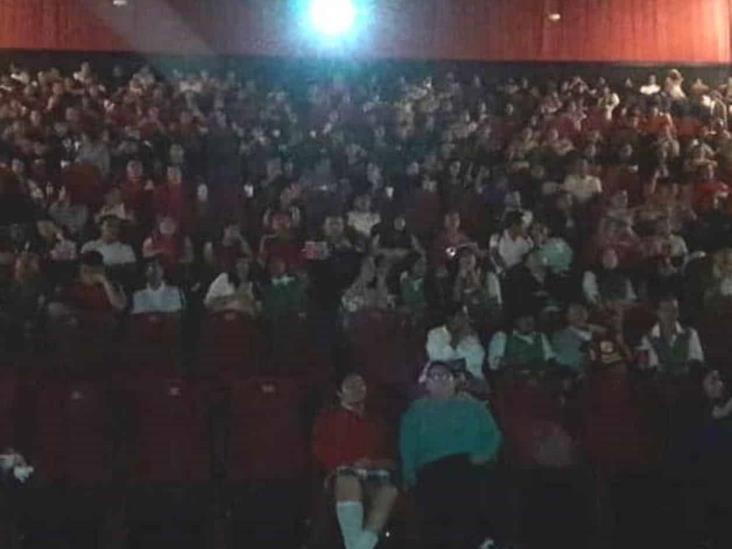 Asisten alumnos a función premier Asisten alumnos a función premier