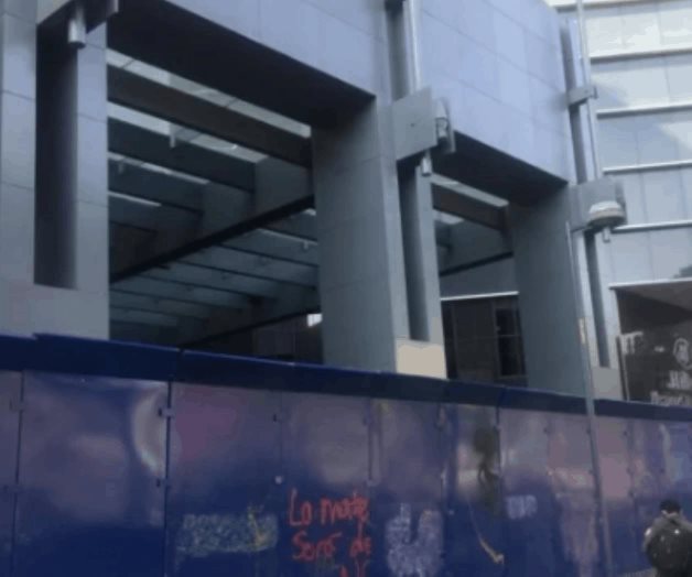 Tapizan negocios, estaciones de Metrobús y estatuas por marcha