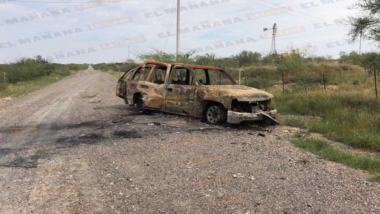 En la entrada al Charco, se encuentra una camioneta quemada con impactos de bala.