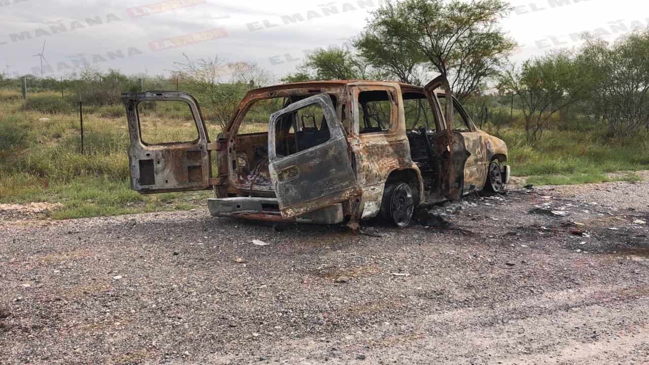 En la entrada al Charco, se encuentra una camioneta quemada con impactos de bala.