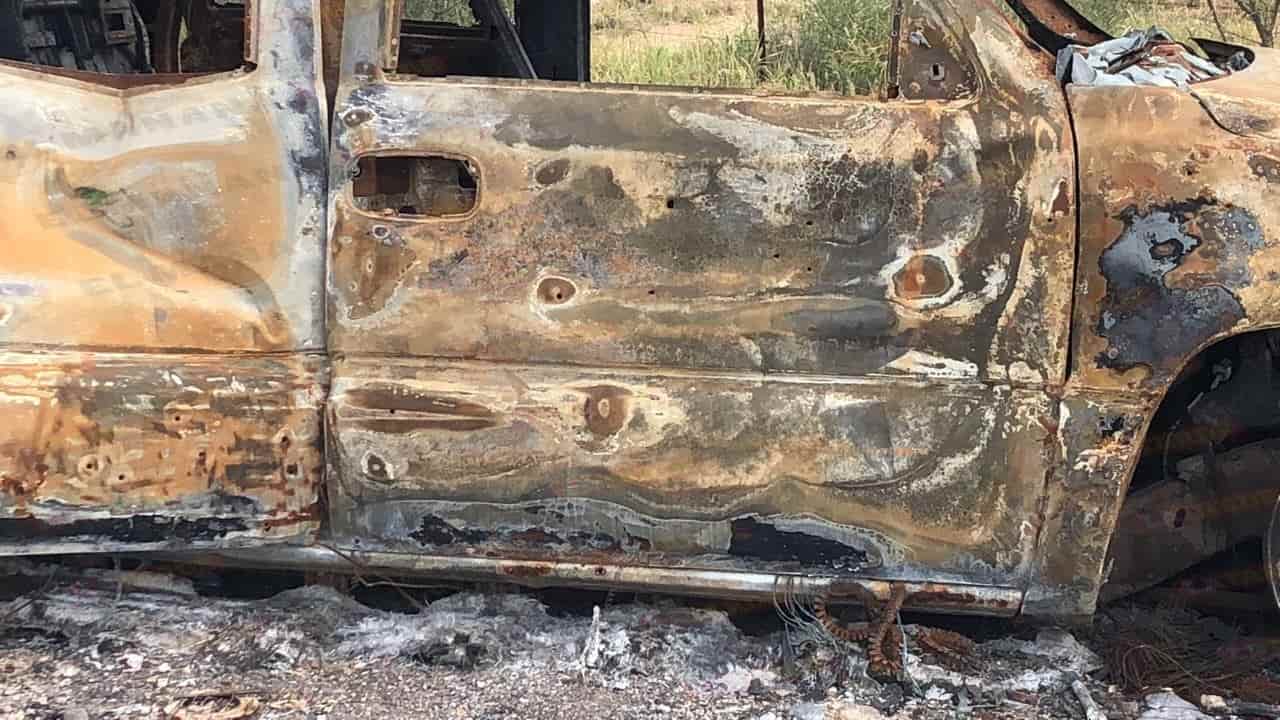 En la entrada al Charco, se encuentra una camioneta quemada con impactos de bala.