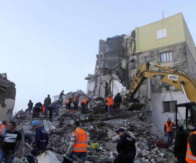 Sismo deja 18 muertos en Albania, buscan a sobrevivientes