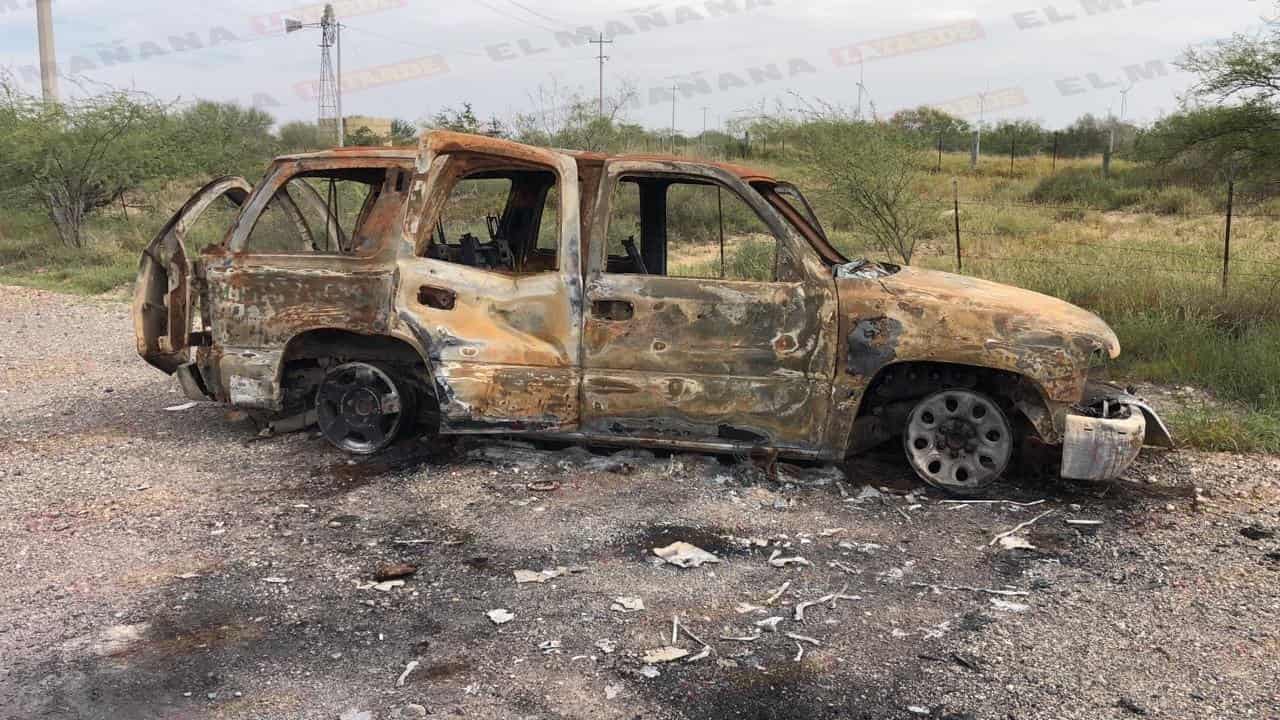 En la entrada al Charco, se encuentra una camioneta quemada con impactos de bala.