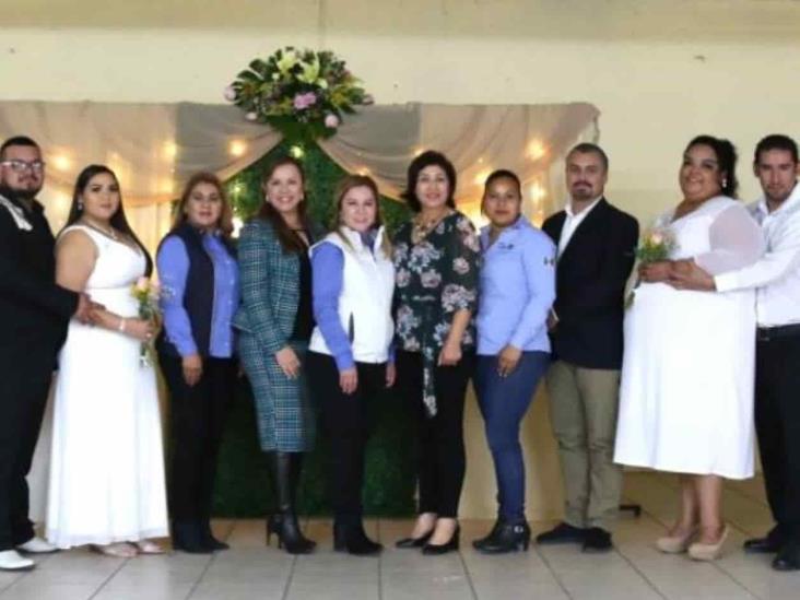 Unen seis parejas sus vidas en matrimonio Unen seis parejas sus vidas en matrimonio