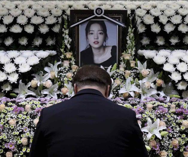 Muerte de cantante arroja luz sobre el lado oscuro del K-pop