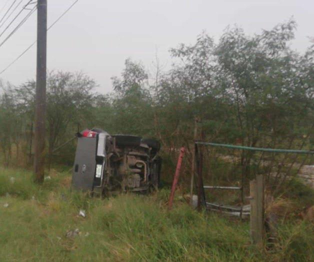Camioneta volcada y abandonada