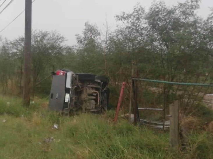Camioneta volcada y abandonada Camioneta volcada y abandonada