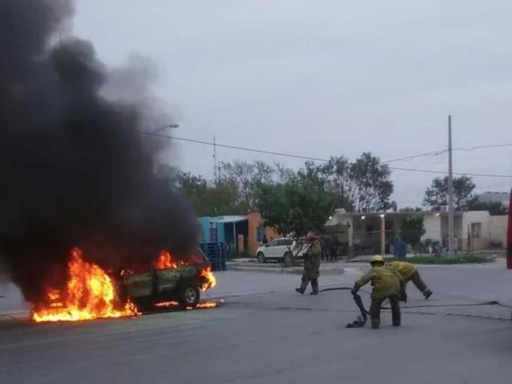 Se incendia una Explorer afuera de supermercado Se incendia una Explorer afuera de supermercado