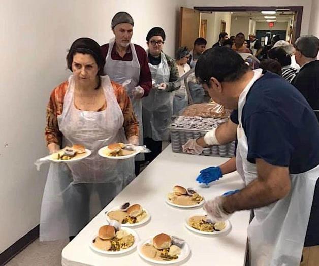 Comparten la cena de Acción de Gracias
