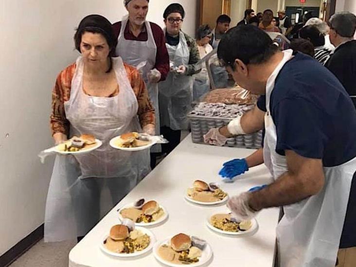 Comparten la cena de Acción de Gracias Comparten la cena de Acción de Gracias
