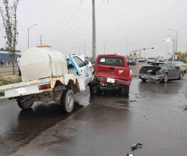 Provoca choque contra 2 unidades