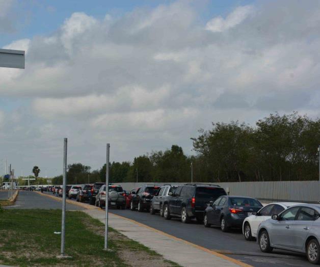 Hacen largas filas sobre los puentes