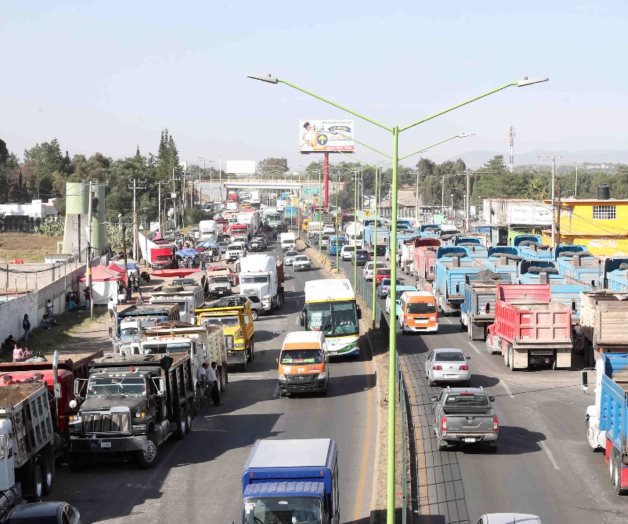 Mantienen transportistas protesta en Santa Lucía