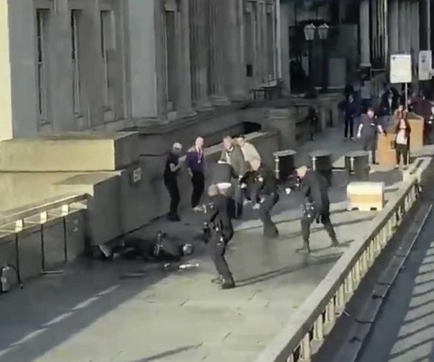 Apuñala a cinco y policías lo abaten