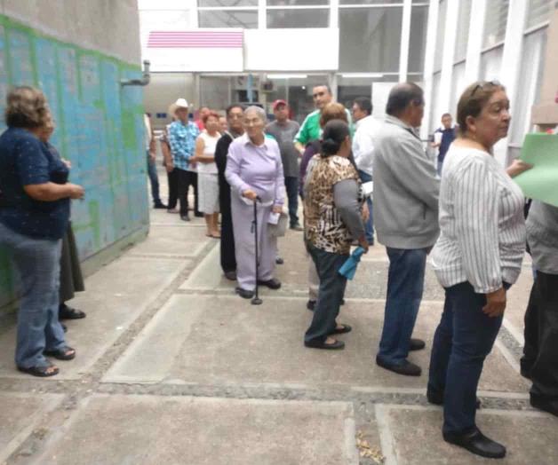 Forman largas filas para el cobro de 68 y más