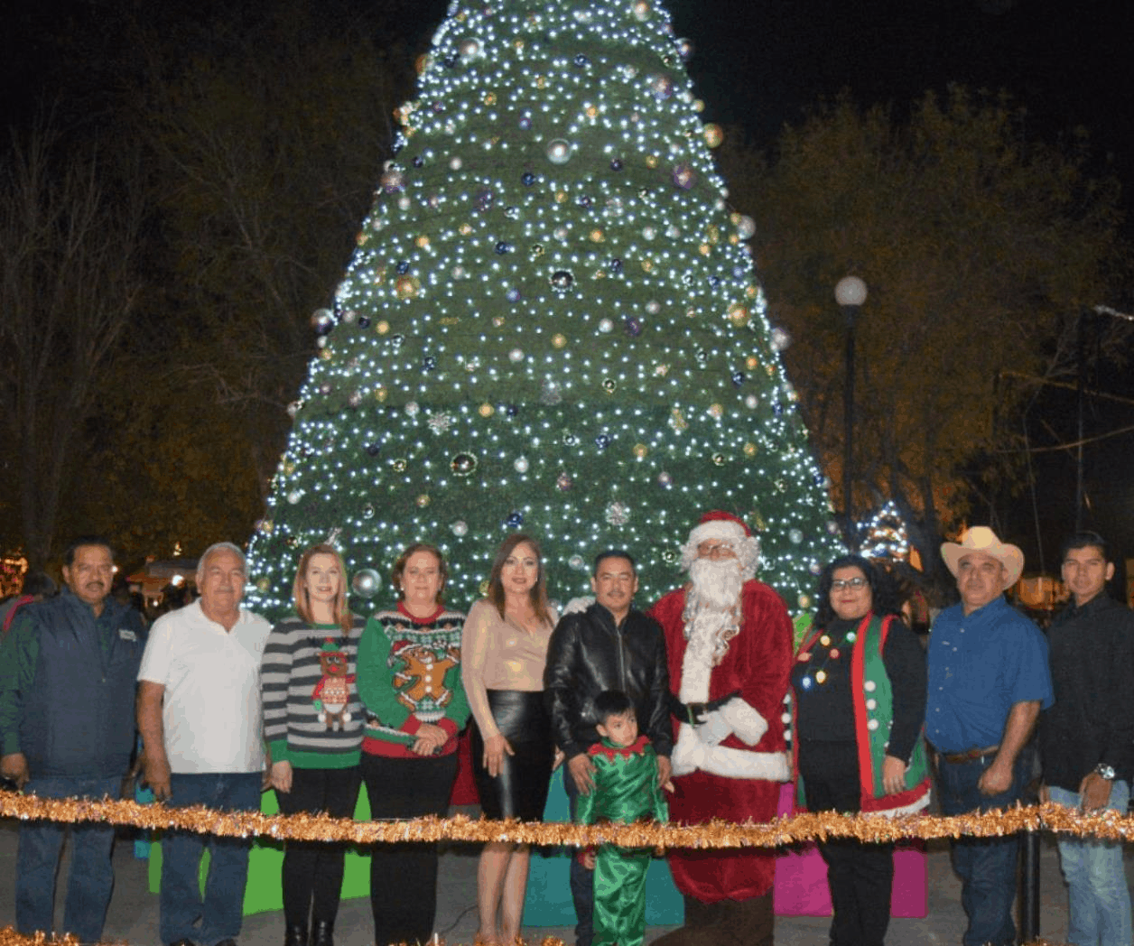 Disfrutan del desfile navide o y caravana