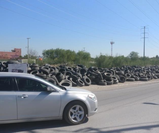 Convierten camellón del bulevar de Las Torres en un tiradero de llantas Convierten camellón del bulevar de Las Torres en un tiradero de llantas