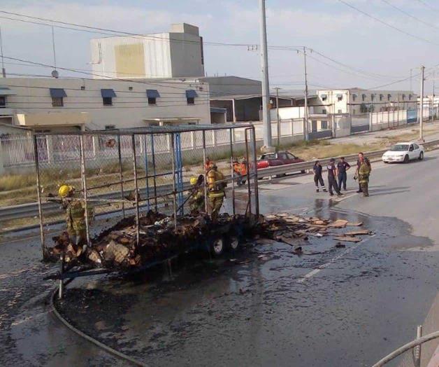 Remolque consumido por el fuego Remolque consumido por el fuego