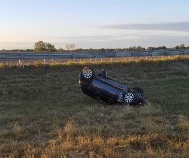 Vuelca Mini Cooper en la autopista